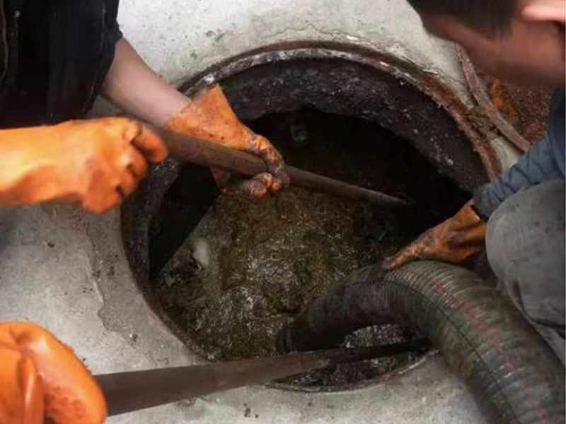 桥西清理化粪池时如何避免沼气的危害?